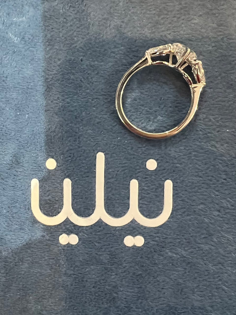 خاتم ثلاثي ، الحجر المركزي قلب 1.04 قيراط لون D VVS2 ، مجموع الأحجار 1.8 قيراط، ذهب عيار 18 بوزن 3.1 جرام .