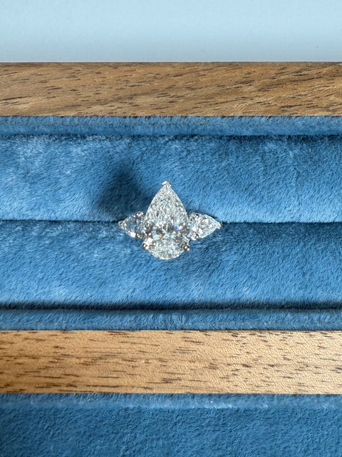 خاتم ثلاثي مختبري (2.06ct-VS1-E)